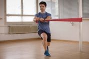 Ausfallschritt mit Rotation im Oberkörper ausfallschritt